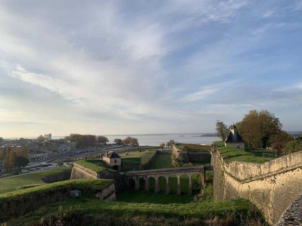 large vue sur la citadelle de blaye