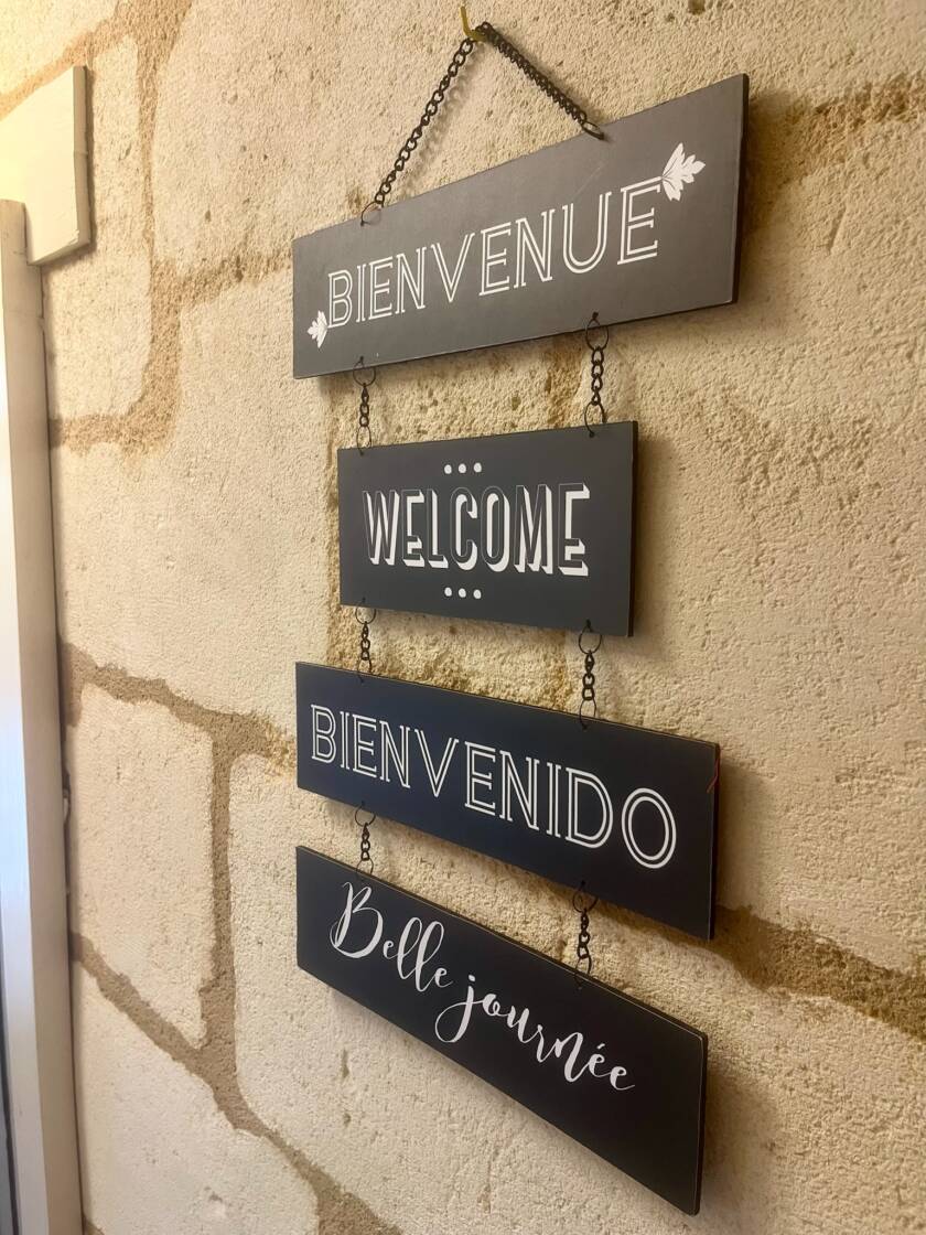 Auberge du porche à Blaye, hôtel trois étoiles en gironde en France, panneau de bienvenue dans l'entrée, accueil en français, en anglais, en allemand, en espagnol