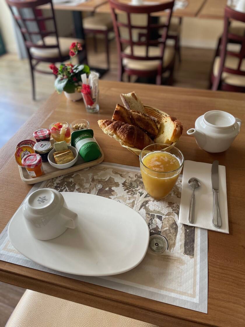 Auberge du porche, à Blaye, hôtel trois étoiles, petit-déjeuner gourmand, sucré, servi en salle, à l'assiette avec croissant pain frais brioche artisanale, yaourt beurre miel sirop d'érable confiture céréales salade de fruit maison, café thé et jus de fruit