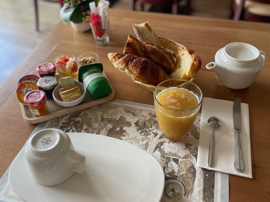 Auberge du porche, à Blaye, hôtel trois étoiles, petit-déjeuner gourmand, sucré, servi en salle, à l'assiette avec croissant pain frais brioche artisanale, yaourt beurre miel sirop d'érable confiture céréales salade de fruit maison, café thé et jus de fruit